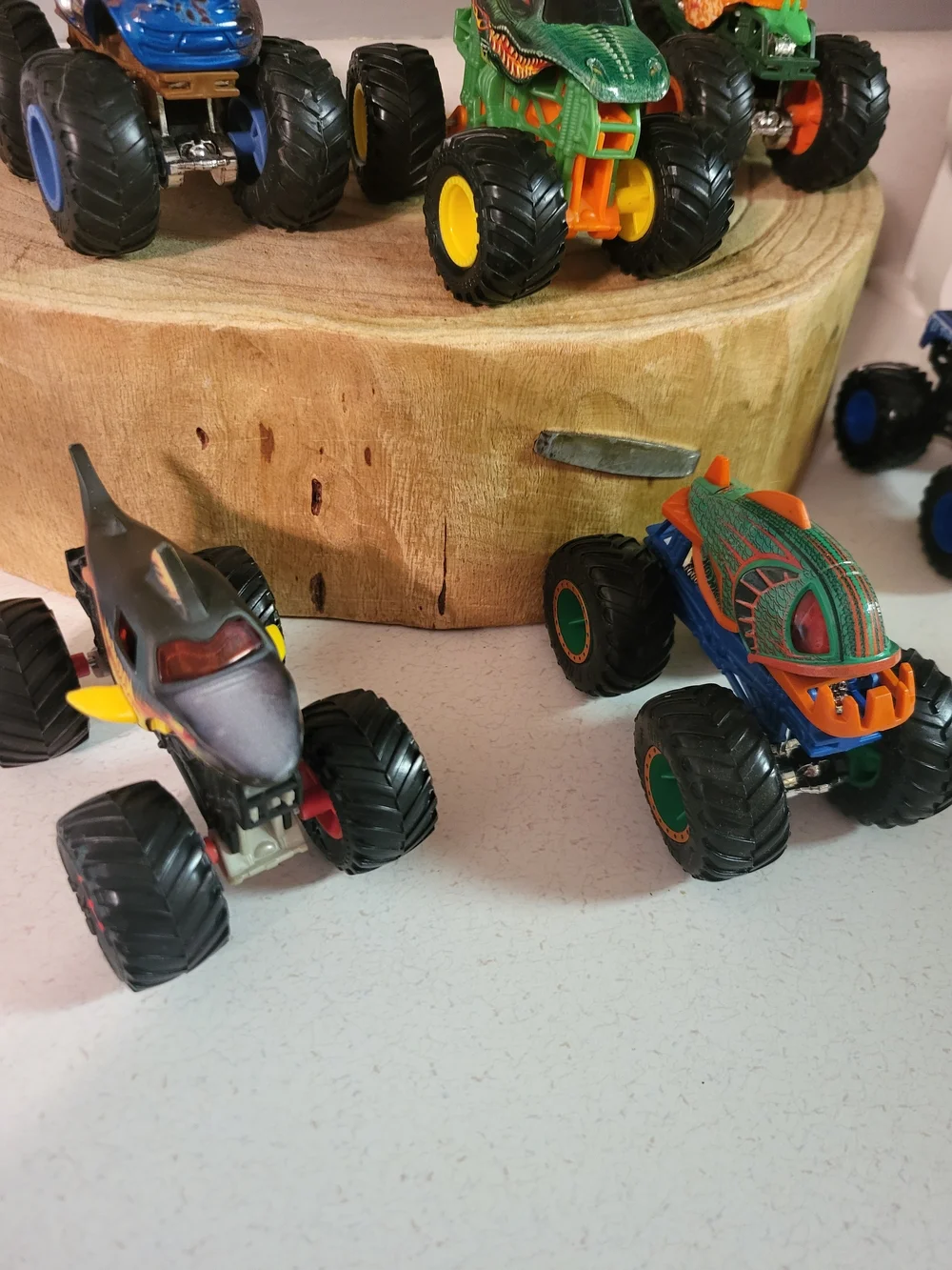 HOT WHEELS MONSTER JAM TRUCKS 1:64 SCALE  LOT OF 6